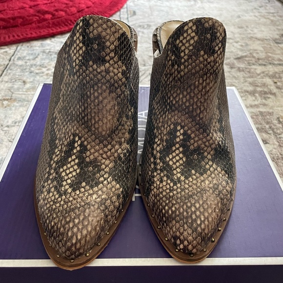 Chinese Laundry Springfield Mule - Picture 2 of 7